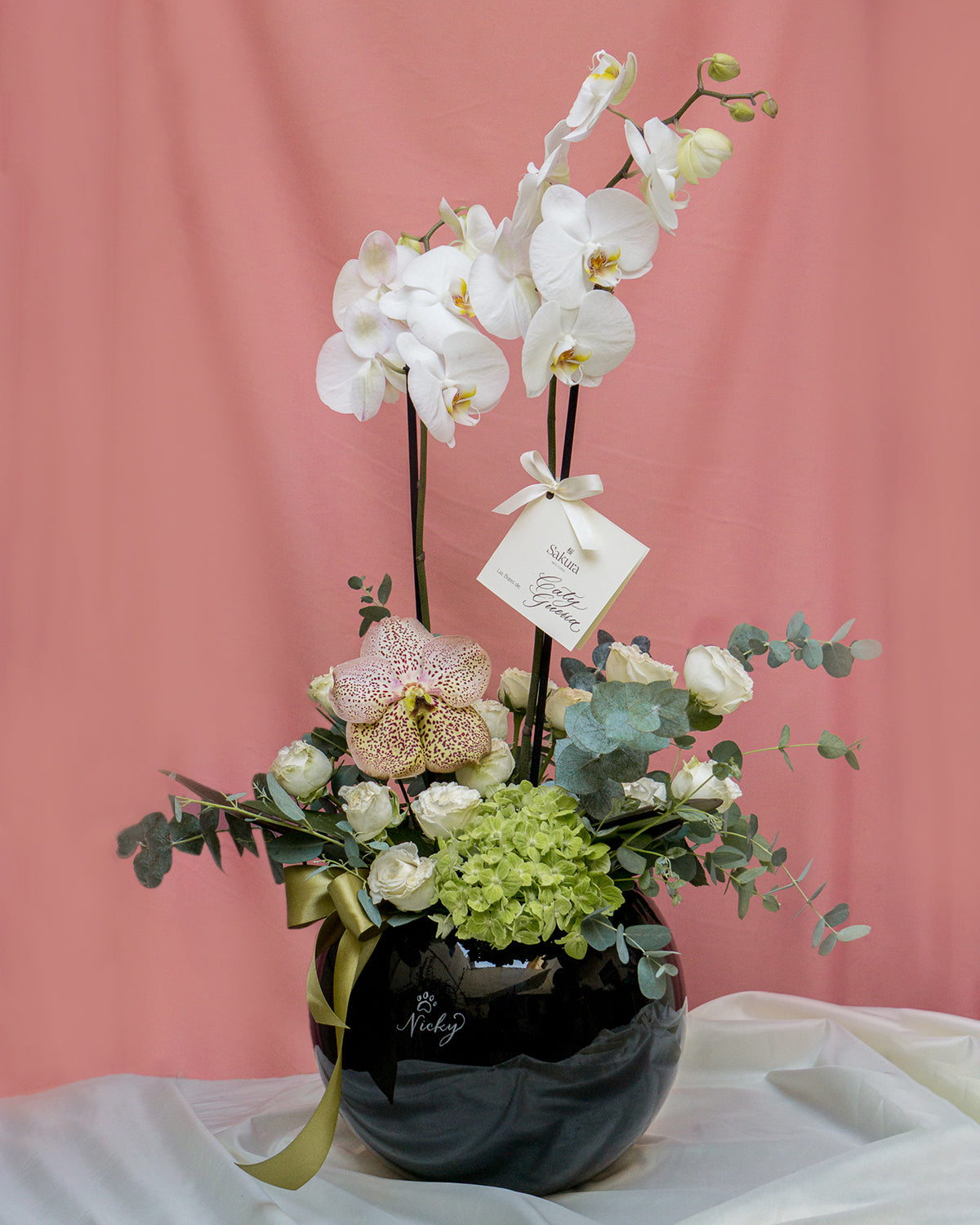 Nicky, arreglo floral de orquídea en planta con rosas y hortensia