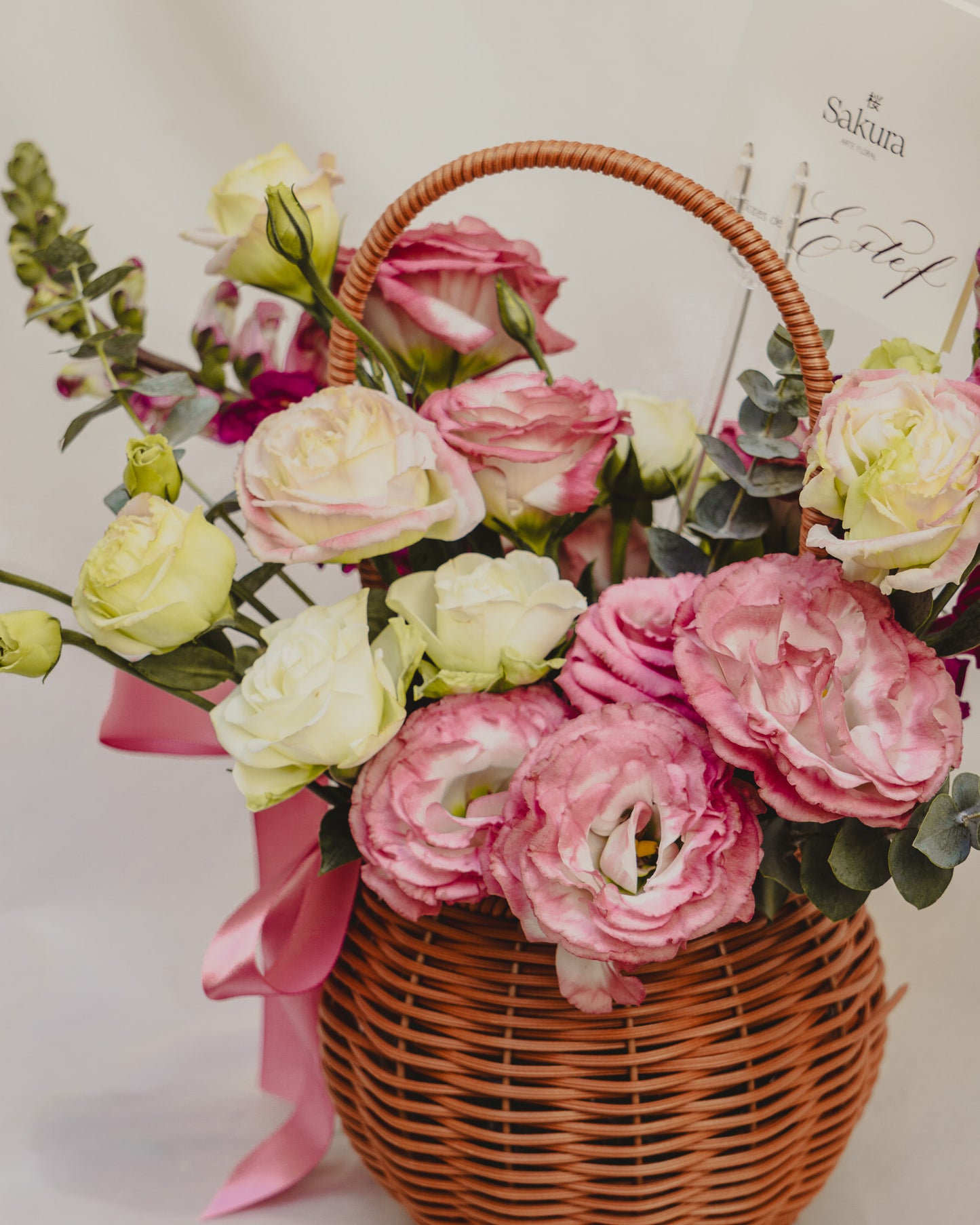Momo Basket, arreglo floral en canasta con lisianthus rosa