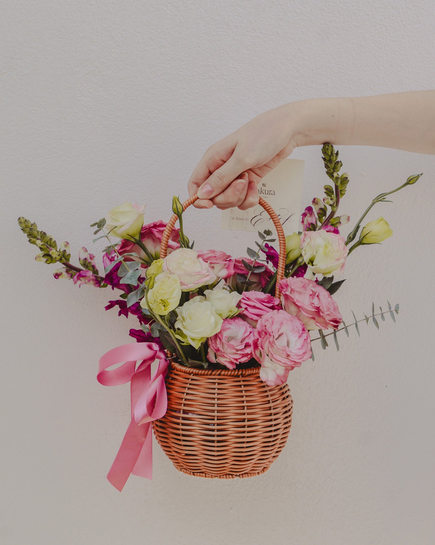 Momo Basket, arreglo floral en canasta con lisianthus rosa