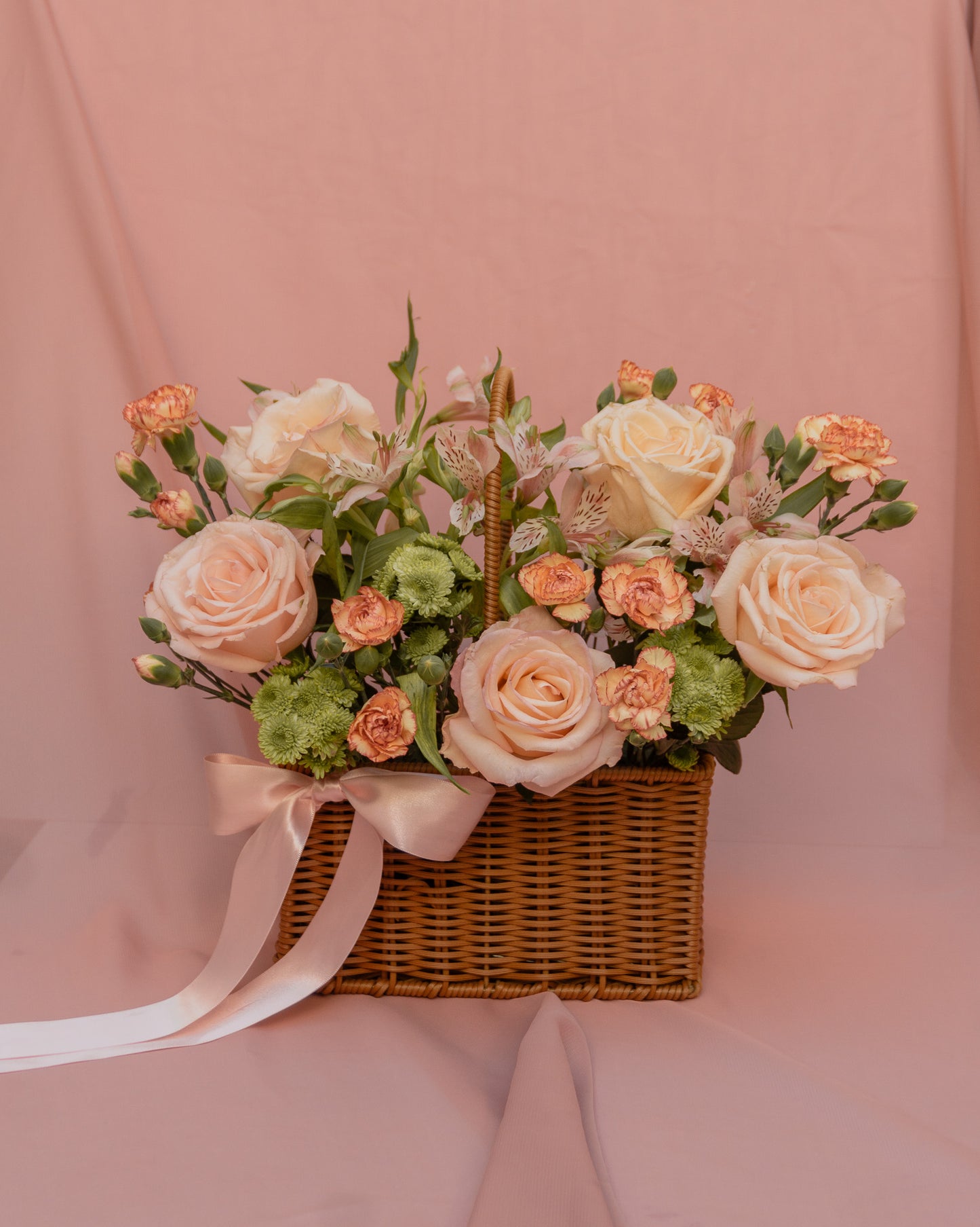 Mimi, arreglo floral en canasta con rosas