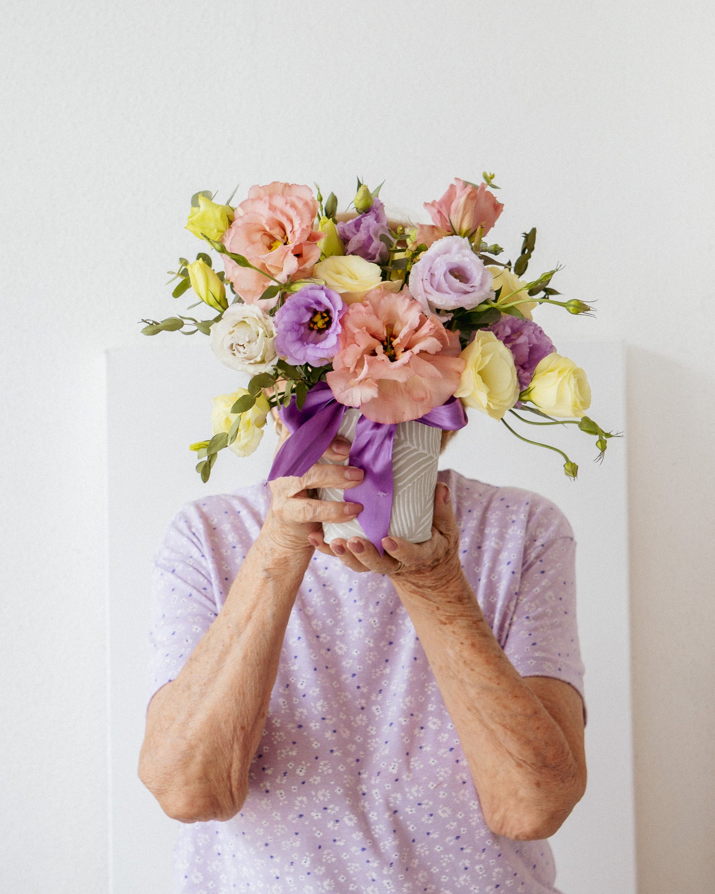 Amay, arreglo en base con lisianthus pastel