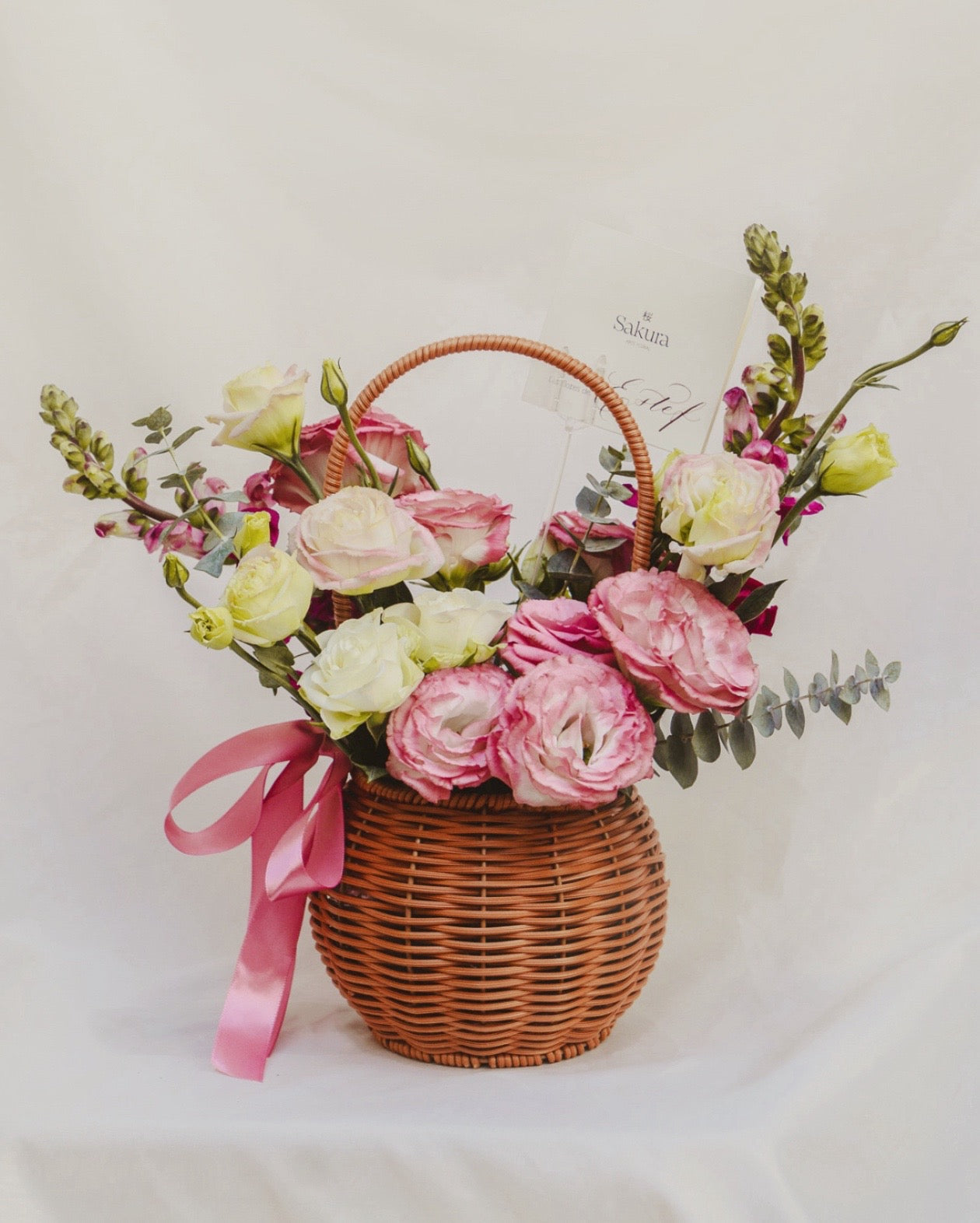Momo Basket, arreglo floral en canasta con lisianthus rosa