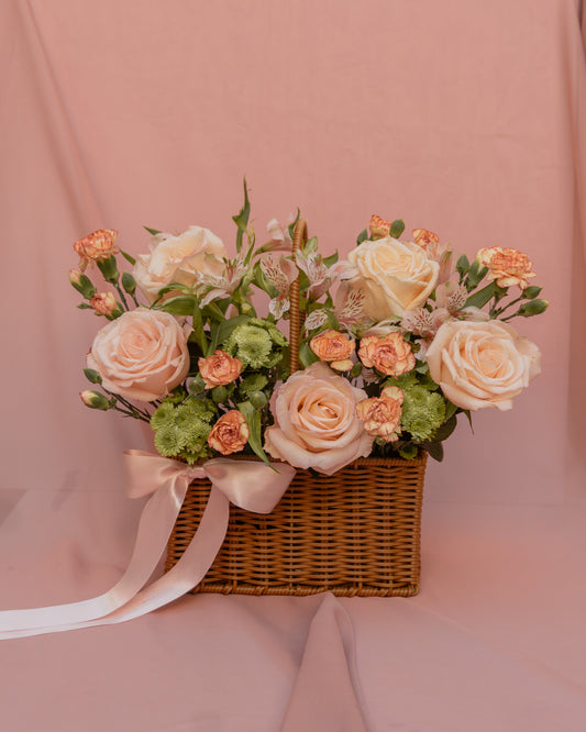 Mimi, arreglo floral en canasta con rosas