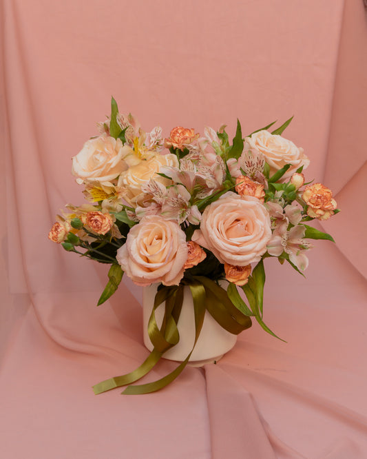 Mura, arreglo floral con rosas y astromelias