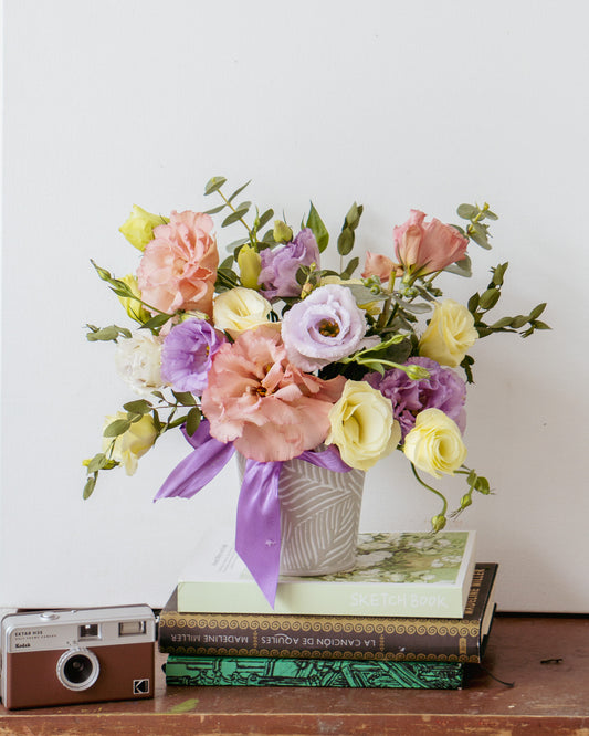 Amay, arreglo en base con lisianthus pastel